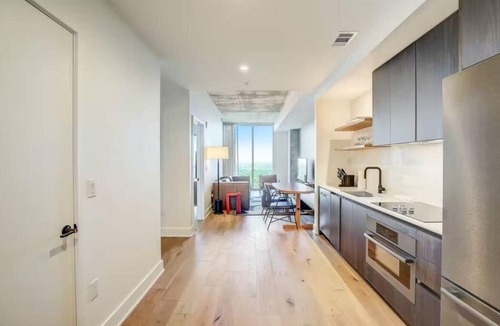 Rainey Street Historic District Condo | Rooftop Pool + Luxury Austin Stay – East Cider by Barclé
