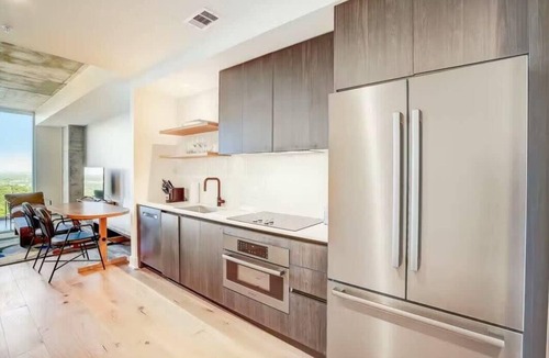 Rainey Street Historic District Condo | Rooftop Pool + Luxury Austin Stay – East Cider by Barclé