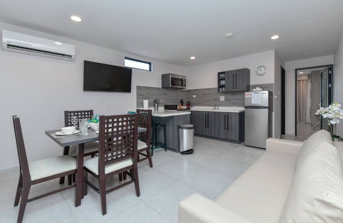 Punto de Oro Apartment | Rooftop Pool w/Lounge Area-2BE2BA Sleeps 4 #A8