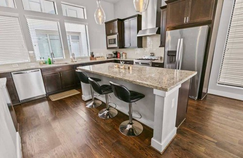 Washington Ave./ Memorial Park House | Rooftop + Private Baths | Garage | 3BR Heights