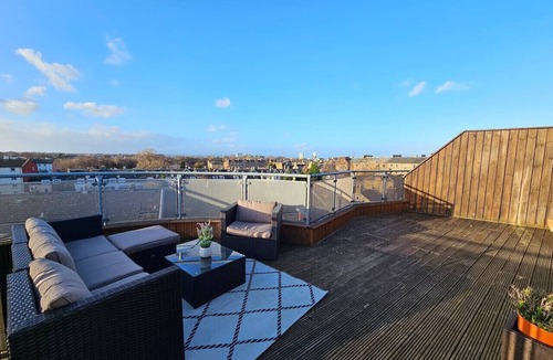 Leith Condo | Rooftop Retreat