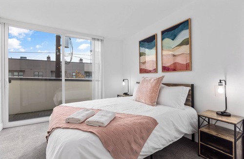 Lower Queen Anne House | Rooftop Space Needle Views - Seattle Townhome