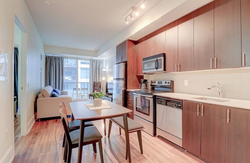 Wellington Place Apartment | Rooftop Suite - Walk to CN Tower, MTCC, Entertainment District