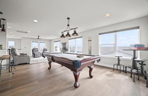 Aurora House | Rooftop Sunset Escape BBQ & Billiards Sleeps 8