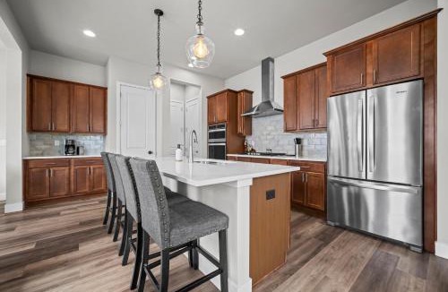 Aurora House | Rooftop Sunset Escape BBQ & Billiards Sleeps 8