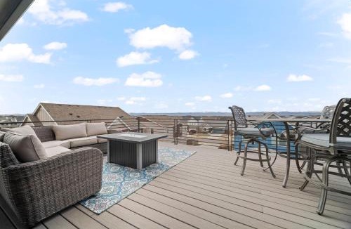 Aurora House | Rooftop Sunset Escape BBQ & Billiards Sleeps 8