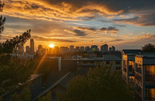 Broadway House | Rooftop with Skyline and Space Needle Views, AC, World Soccer Match 15min to Stadium