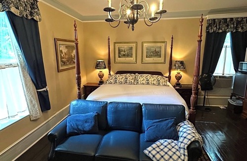 Shelbyville Bed & Breakfast | Room 1 Belmont Inn King on 1st floor In room private bathroom Shelbyville, TN