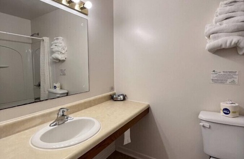 Downs Hotel | Room 108 - Standard Queen - Sleeps 2 - West Lake Grandvue Inn