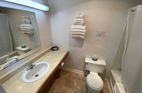 Downs Hotel | Room 112 - Double Full - Sleeps 4 - West Lake Grandvue Inn