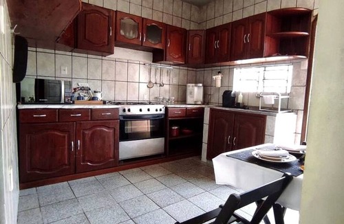 Mangueirao House | Room 2 Combu; comfort and air conditioning near the airport, twin beds.