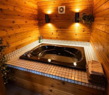 Grayling House | Room 30-1 Queen Jacuzzi Suite-Woodland Motor Lodge