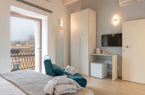 Mistretta Apartment | Room '4' with Sea View, Wi-Fi and Air Conditioning
