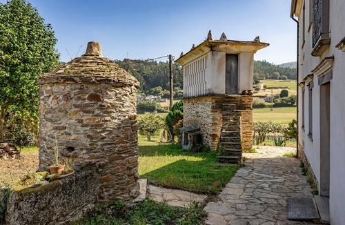 Mondonedo Apartment | Room A Penela in Mondoñedo with terrace, shared garden, and Wi-Fi