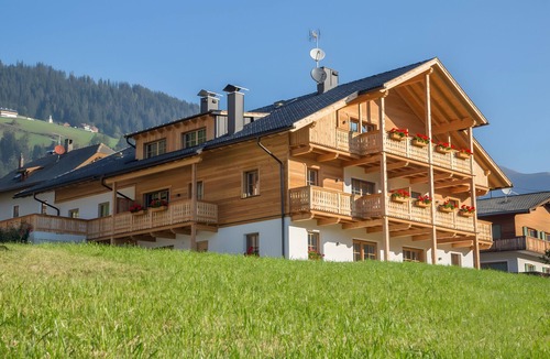 Valle San Silvestro Apartment | Room 'Altmessnerhof Glücksklee Zimmer' with Mountain View, Shared Terrace and Wi-Fi