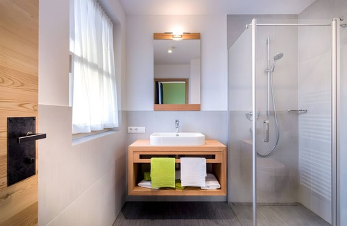 Valle San Silvestro Apartment | Room 'Altmessnerhof Glücksklee Zimmer' with Mountain View, Shared Terrace and Wi-Fi