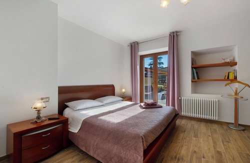 Donnas Bed & Breakfast | Room 'Ambra' with Mountain View and Wi-Fi