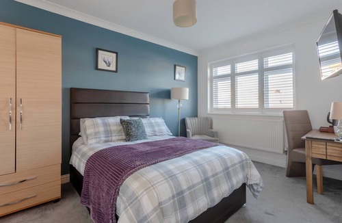 Queensbury House | Room-apple House Wembley -double Room wi