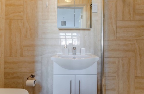Queensbury House | Room-apple House Wembley -double Room wi