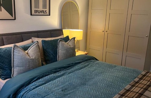 Wallington North Apartment | Room at Wallington Green for professionals, free parking, near station, 30 min to London Bridge, 27 min to LDN Victoria