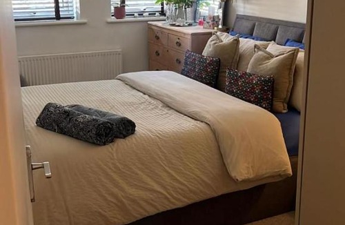 Wallington North Apartment | Room at Wallington Green for professionals, free parking, near station, 30 min to London Bridge, 27 min to LDN Victoria