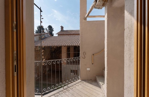 Borgomanero Apartment | Room 'Baloss' with Mountain View, Wi-Fi, and Air Conditioning