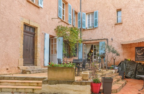 Chateaudouble Apartment | Room 'Bambou' with Shared Terrace and Wi-Fi