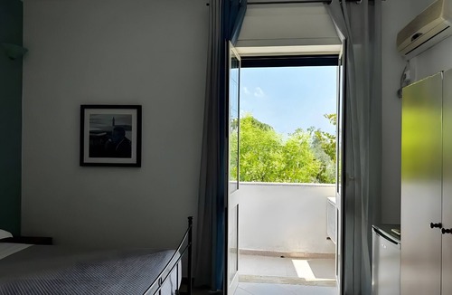 Vignacastrisi Apartment | Room 'Camelia 1' with Shared Terrace, Wi-Fi and Air Conditioning