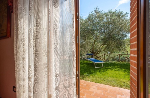 Manciano Apartment | Room 'Camera 3 - Il Maggio' with Shared Pool, Wi-Fi and Air Conditioning