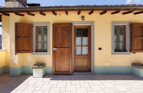 Casoli Apartment | Room 'Camera A - Prato Fiorito' with Mountain View, Shared Pool and Garden