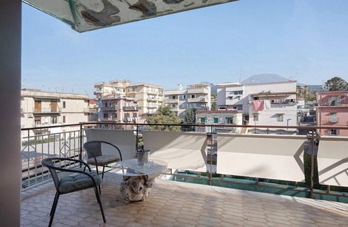 Ercolano Apartment | Room 'Camera Deluxe Vicino Agli Scavi' with Mountain View, Wi-Fi and Air Conditioning