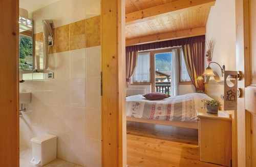 Caderzone Terme Apartment | Room 'Camera Doppia N 3' with Mountain View, Shared Garden and Wi-Fi