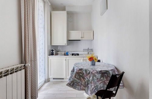 Manarola Apartment | Room 'Camera Gialla' with Balcony, Wi-Fi and Air Conditioning