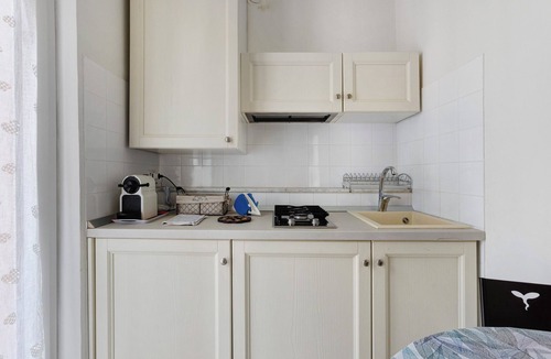 Manarola Apartment | Room 'Camera Gialla' with Balcony, Wi-Fi and Air Conditioning