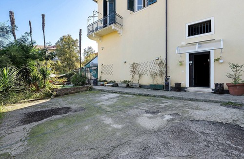 Chiavari Apartment | Room 'Camera Matrimoniale' with Shared Garden, Wi-Fi and Air Conditioning