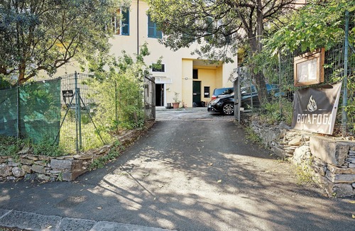 Chiavari Apartment | Room 'Camera Matrimoniale' with Shared Garden, Wi-Fi and Air Conditioning