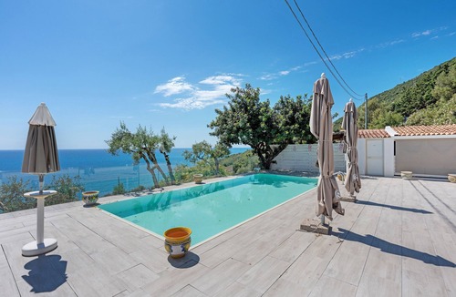 Caprioli Apartment | Room 'Camera Primula' with Shared Pool, Wi-Fi and Air Conditioning