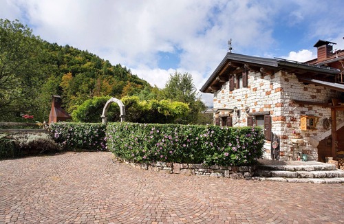 Arsie Apartment | Room 'Camera Quadra' with Mountain View, Balcony and Wi-Fi