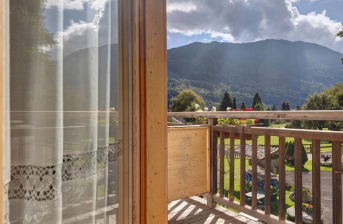 Caderzone Terme Apartment | Room 'Camera Tripla N 2' with Mountain View, Shared Garden and Wi-Fi