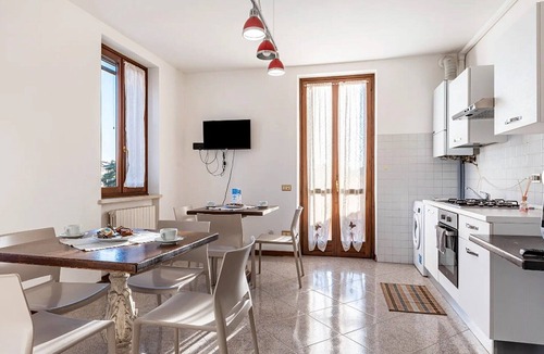 Mozzecane Apartment | Room 'Camera Tripla' with Shared Terrace, Wi-Fi and Air Conditioning
