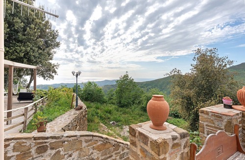Serramezzana Apartment | Room 'Camera Vico' with Mountain View, Wi-Fi and Air Conditioning