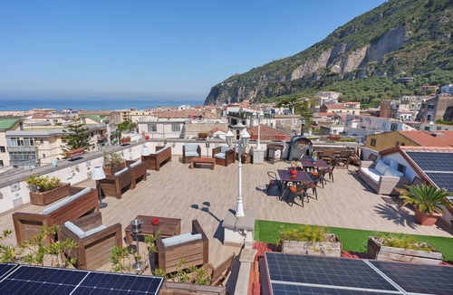 Meta Apartment | Room 'Caruso' with Shared Terrace, Wi-Fi and Air Conditioning