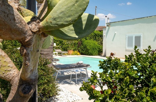 Cutrofiano Apartment | Room 'Casa Litarà, Tabacchina' with Shared Pool, Wi-Fi & Air Conditioning