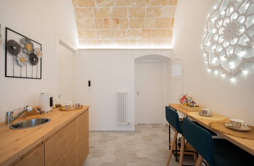 Copertino Apartment | Room 'Celine Dimora e Suite' with Jacuzzi, Sky TV, Wi-Fi, and Air Conditioning