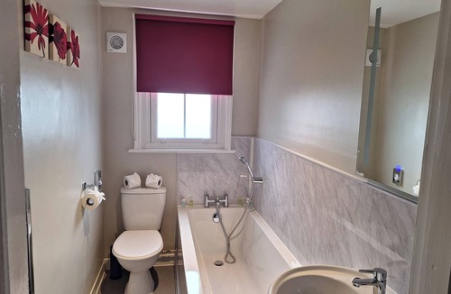 Cranleigh House | Room-comfortable Double Room With Bath