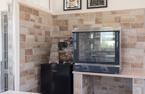 Polignano a Mare Apartment | Room 'Corallo House - Alba Rossa' with Shared Pool, Wi-Fi, and Air Conditioning