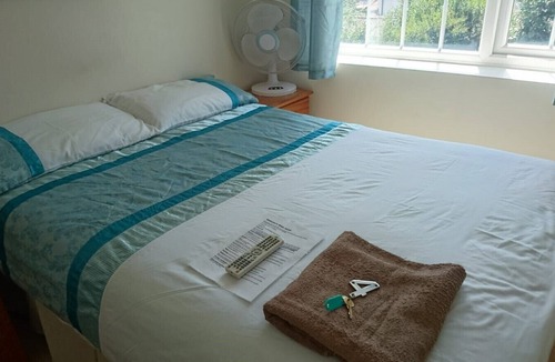 Harlington House | Room-double With Shared Bathroom Sleeps