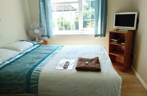 Harlington House | Room-double With Shared Bathroom Sleeps