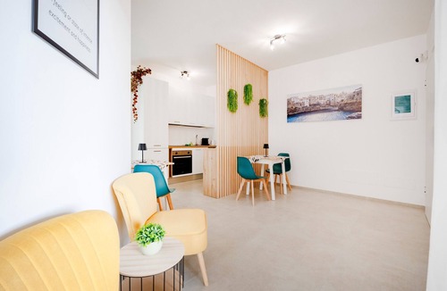 Conversano Apartment | Room 'Estro' with Shared Terrace, Wi-Fi and Air Conditioning