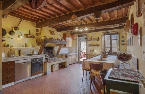 Montecarlo Apartment | Room 'Ginepro Double - First Floor' with Shared Terrace and Wi-Fi